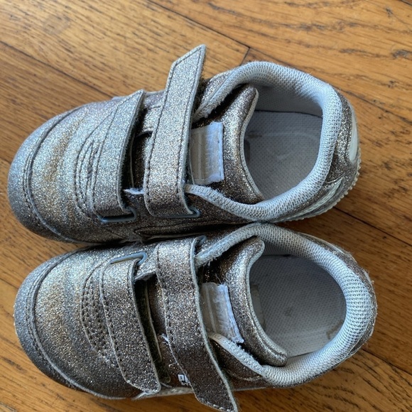 Puma Toddler Gold Glitter Velcro Sneakers Size 6 - Picture 8 of 9